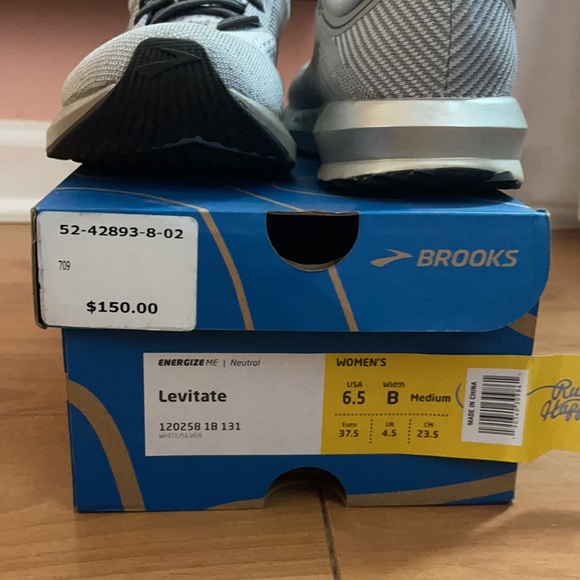 Brooks Sneakers GREAT condition - Picture 2 of 4
